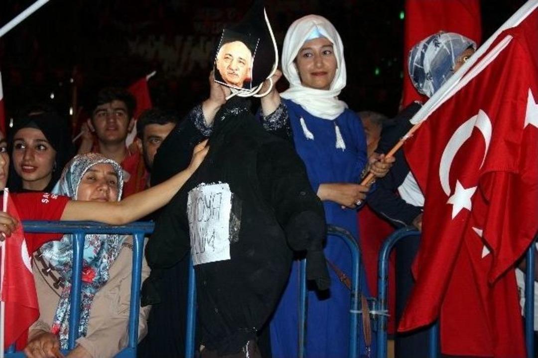 Son N&ouml;bete On Binlerce Kişi Katıldı