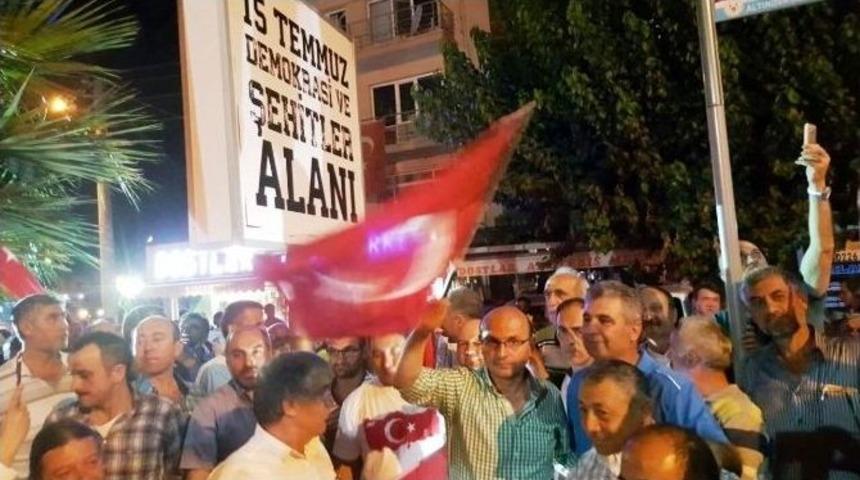 Altınova&rsquo;da Demokrasi Coşkusu