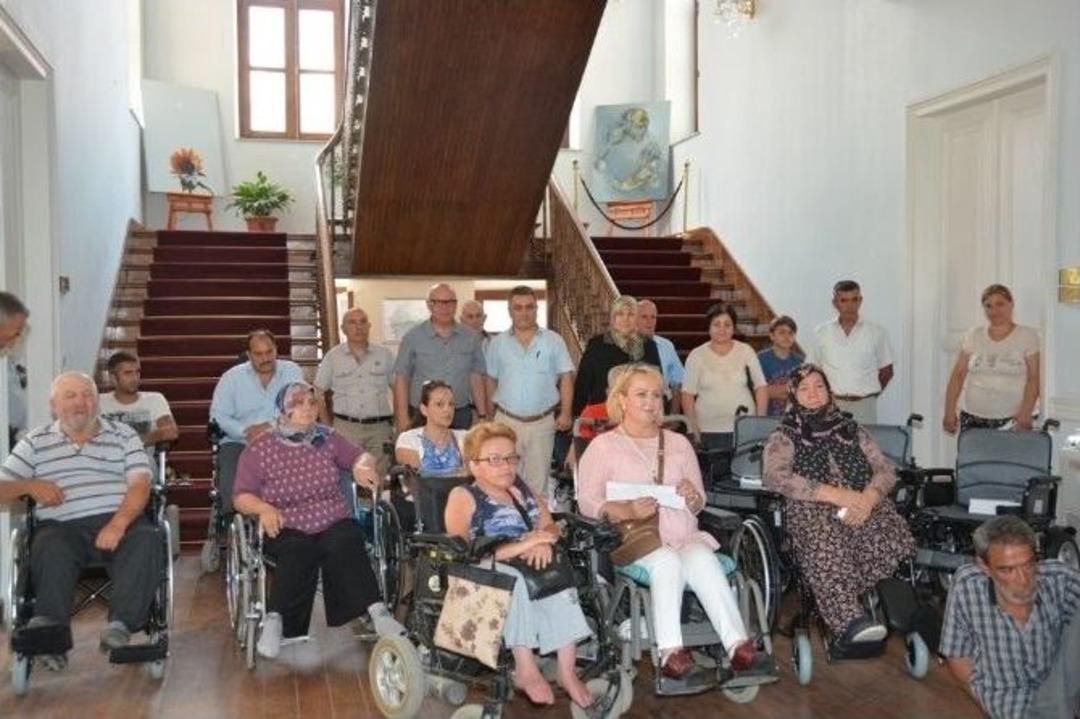 Engelsiz S&uuml;leymanpaşa İ&ccedil;in Tekerlekli Sandalye Dağıtımı