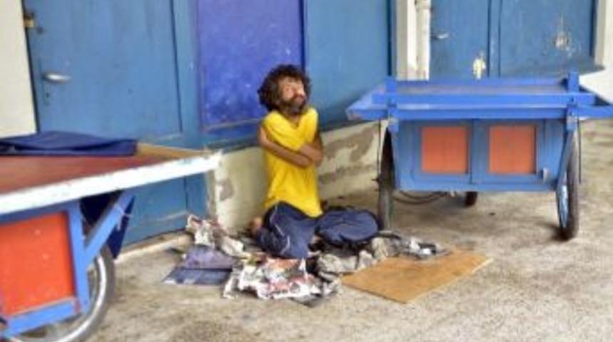 Zihinsel Engelli Adamın Dramı Y&uuml;rek Burkuyor
