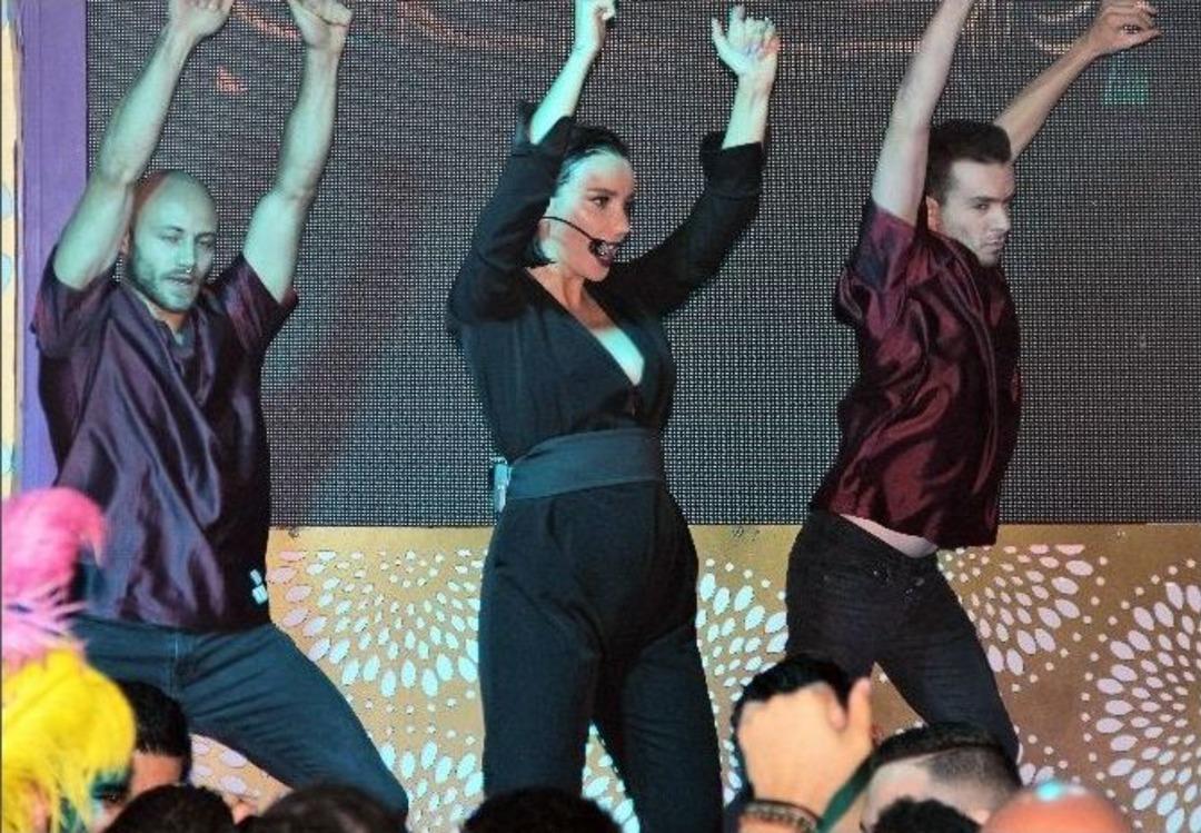 G&uuml;lşen Hamile Tulumuyla Sahneye &Ccedil;ıkmaya Başladı