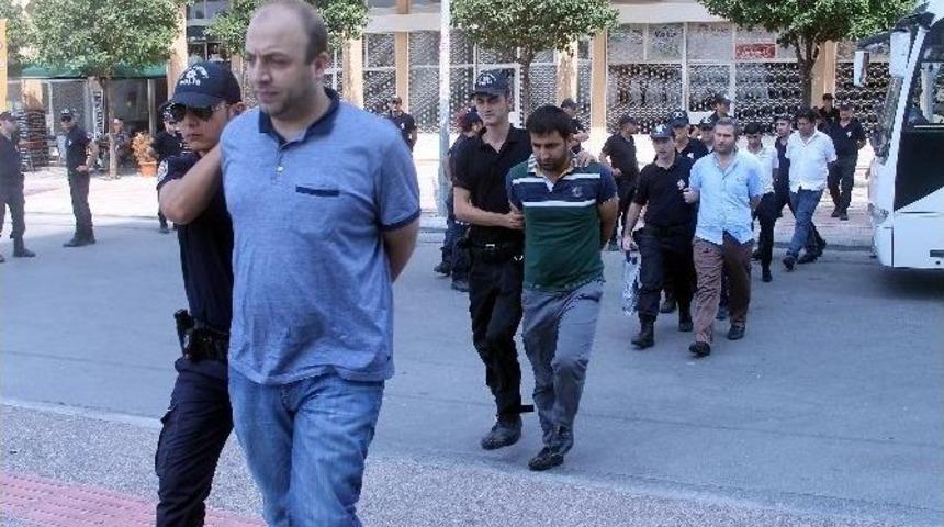 Fet&ouml; Operasyonunda G&ouml;zaltına Alınan 26 Adliye Personeli Adliyeye Sevk Edildi