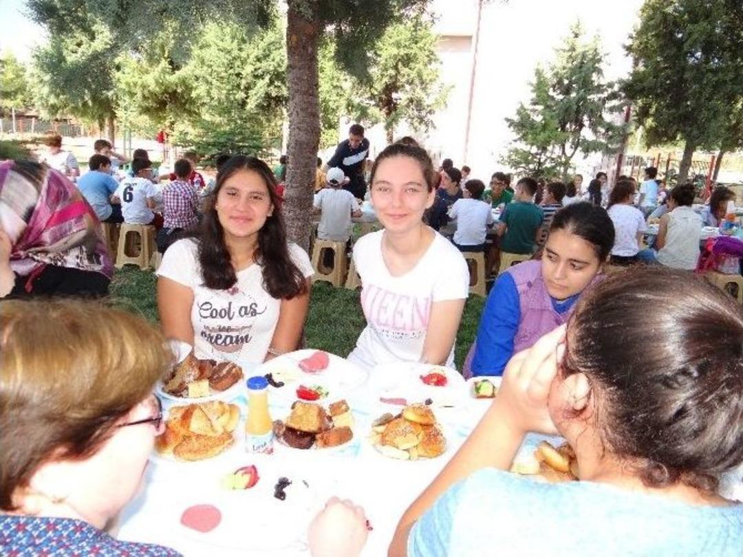 Yaz Okulu Ve Kurslara Giden 150 &Ouml;ğrenci Kahvaltıda Buluştu