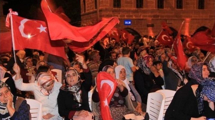 İncesu Belediyesi Demokrasi N&ouml;betinin 27. G&uuml;n&uuml;nde Vatandaşlara D&ouml;ner Ve Ayran İkram Etti