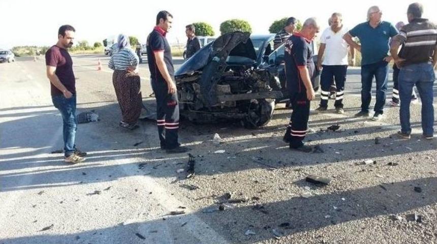 H&uuml;y&uuml;k&rsquo;te İki Otomobil &Ccedil;arpıştı: &Uuml;&ccedil; Yaralı