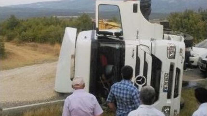 Devrilen Kamyon Malkara-şark&ouml;y Yolunu Ulaşıma Kapadı
