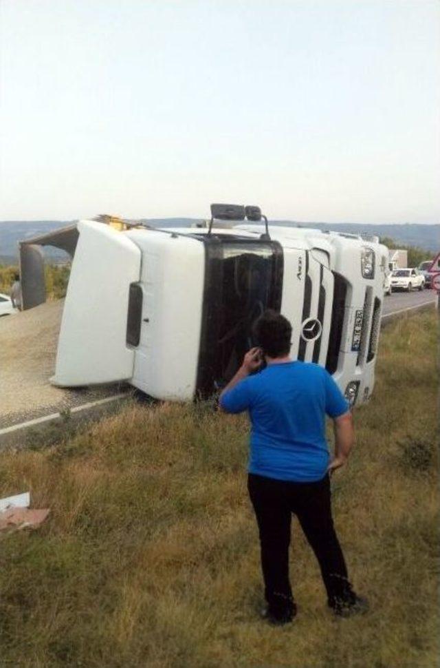 Devrilen Kamyon Malkara-şarköy Yolunu Ulaşıma Kapadı