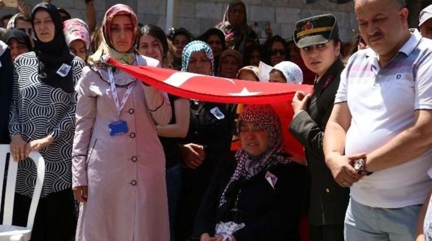 Şehit Annesine T&uuml;rk Bayrağı G&ouml;lge, Kadın Astsubay Dost Eli Oldu