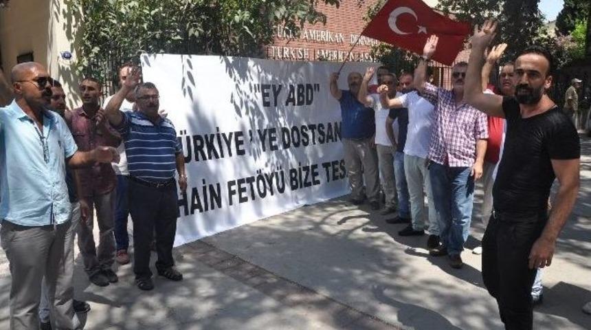 Ak Partililerden Amerikan Derneği &Ouml;n&uuml;nde Fet&ouml; Protestosu