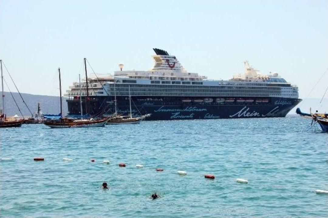 Yaklaşık 3 Bin Turist Bodrum&rsquo;a Akın Etti