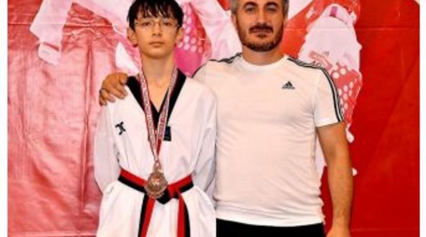 Belediye Gen&ccedil;likspor Madalya İle D&ouml;nd&uuml;