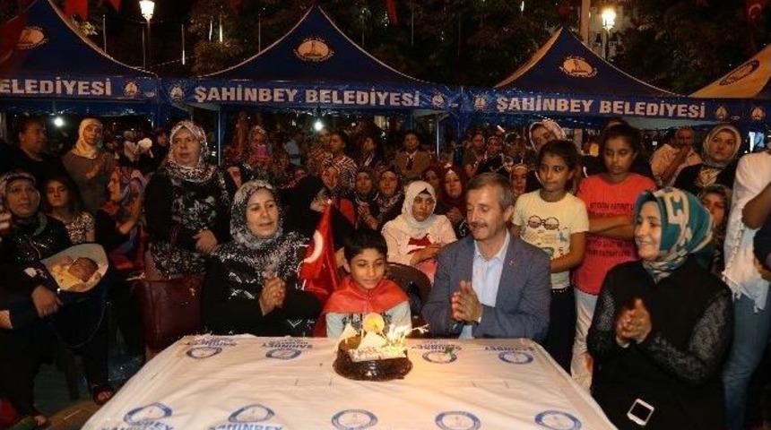 Demokrasi Meydanı&rsquo;nda Doğum G&uuml;n&uuml; Kutlaması
