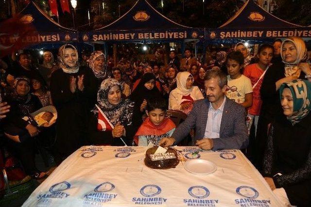 Demokrasi Meydanı’nda Doğum Günü Kutlaması