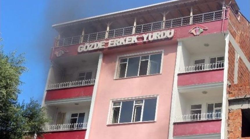 &Ouml;ğrenci Yurdunun Zemin Katında &Ccedil;ıkan Yangın Korkuttu