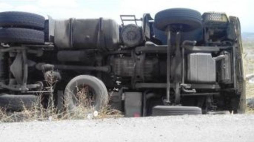 Tır&rsquo;la Otomobil &Ccedil;arpıştı 2 Yaralı