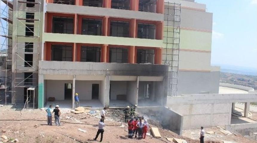 İtfaiye &Ccedil;&ouml;p Yangınına Merdivenli Ara&ccedil;la Gitti