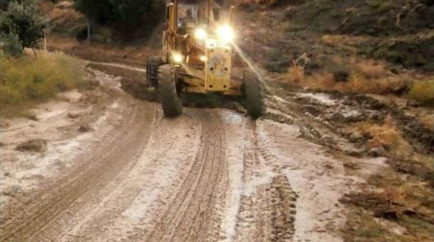 Manisa B&uuml;y&uuml;kşehir&rsquo;den Demirci&rsquo;deki Yağış Sonrası Yoğun &Ccedil;alışma