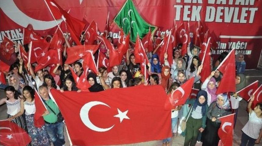 Demokrasi N&ouml;betine İl Dışından Gelen Gen&ccedil;lerden Destek