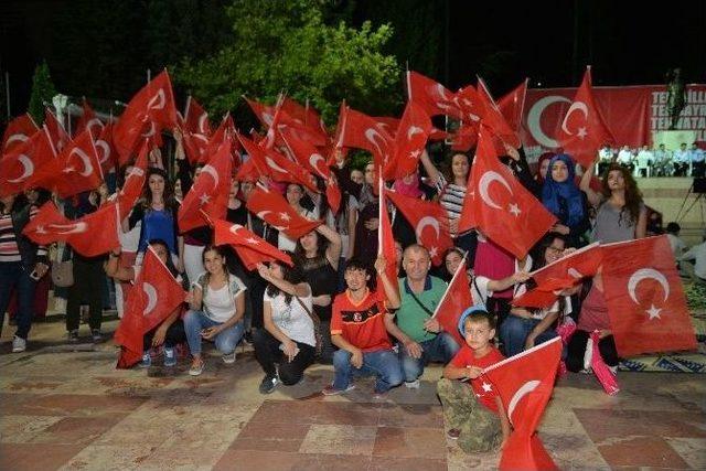 Demokrasi Nöbetine İl Dışından Gelen Gençlerden Destek