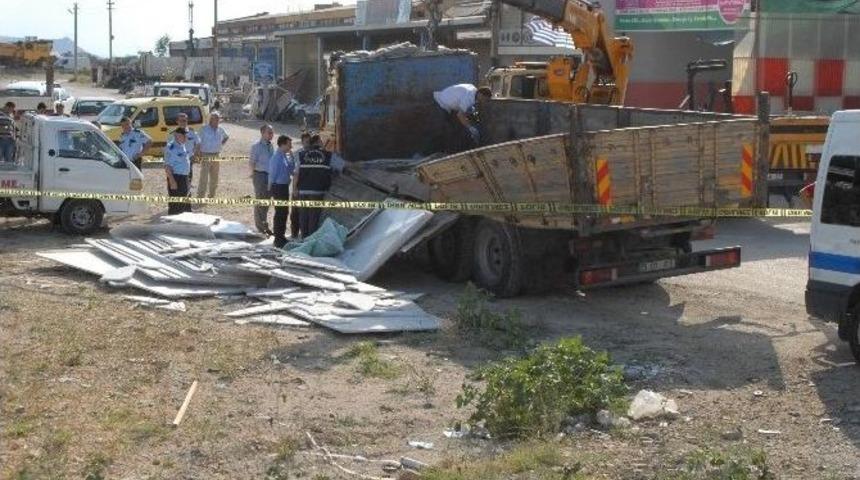 Mermer Y&uuml;kl&uuml; Kamyonun Altında Kalan İş&ccedil;i Hayatını Kaybetti