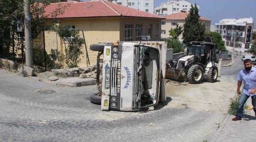 Kuşadası&rsquo;nda Trafik Kazası; 3&rsquo;&uuml; Ağır 5 Yaralı