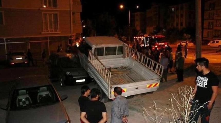 Otomobiliyle Park Halindeki Ara&ccedil;ların &Uuml;zerine U&ccedil;tu