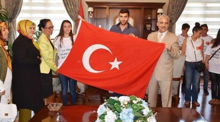 Vali Güvençer, Bağımlılıkla Mücadele Derneği’ni Ağırladı