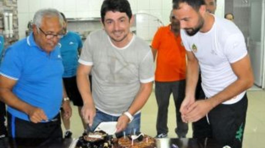 Alanyaspor&rsquo;da Sportif Direkt&ouml;r Taner Savut&rsquo;a Doğum G&uuml;n&uuml; S&uuml;rprizi