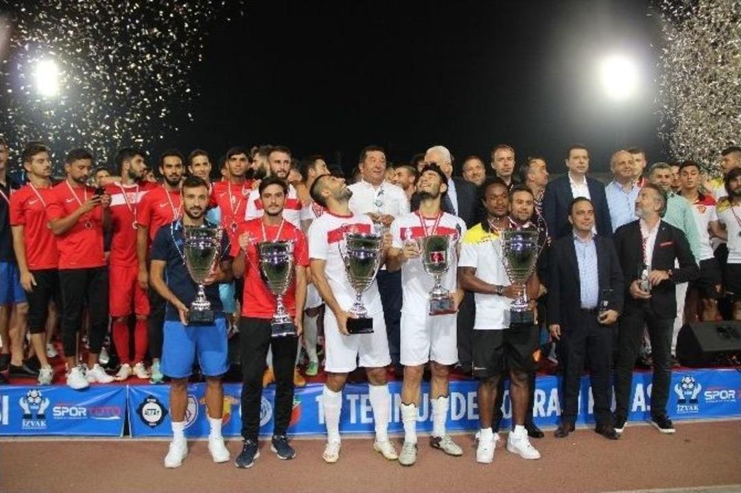 İzmir Kul&uuml;pleri "demokrasi" İ&ccedil;in Bir Arada