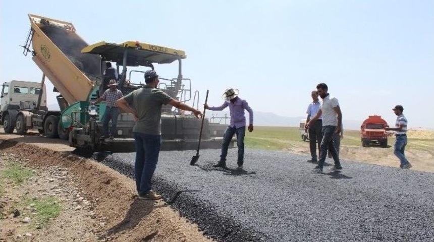 Ağrı&rsquo;da K&ouml;y Yollarını Asfaltlama &Ccedil;alışması