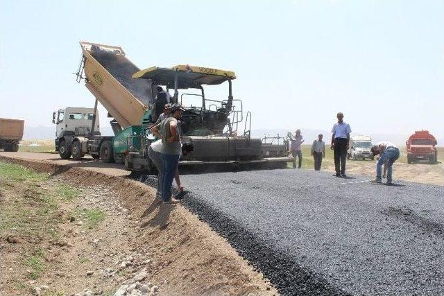 Ağrı’da Köy Yollarını Asfaltlama Çalışması