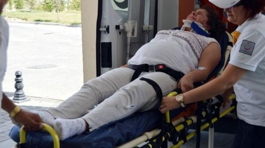 İki Otomobil &Ccedil;arpıştı: 1 Yaralı