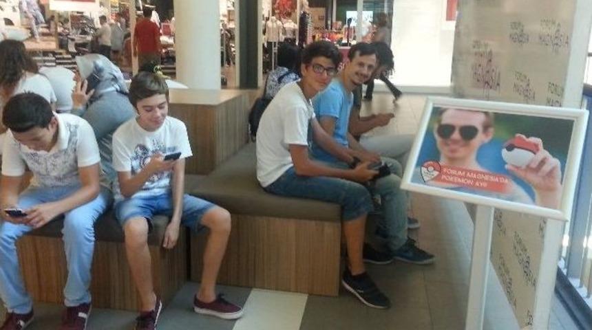 Pokemon Ustalarını Buluşturan Etkinlik