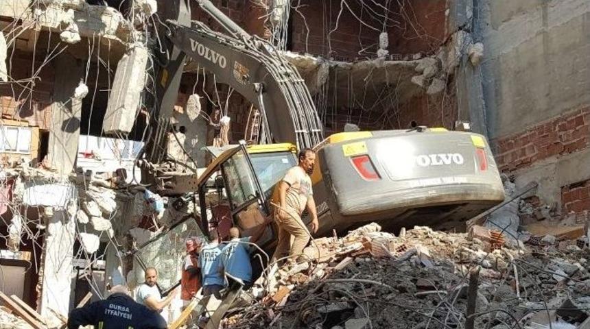 &Uuml;zerine Beton Blok D&uuml;şen Makine Operat&ouml;r&uuml; Ağır Yaralandı