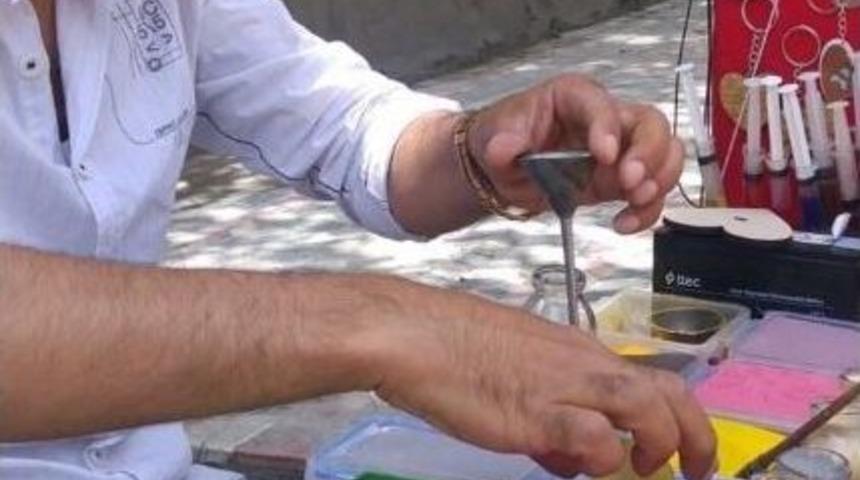 Suriyeli Sığınmacı Sanatıyla Ge&ccedil;imini Sağlıyor