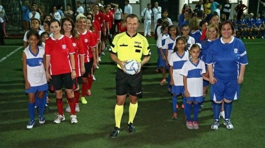 İzmir’in Kadınları Şampiyona Destek İçin Sahaya Çıktı