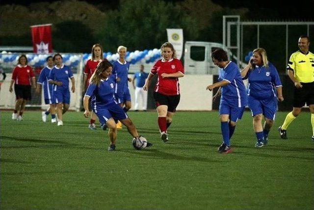 İzmir’in Kadınları Şampiyona Destek İçin Sahaya Çıktı