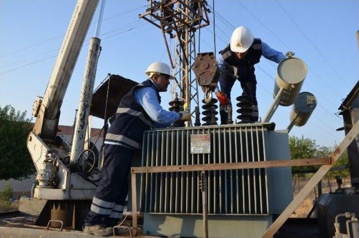 Elektrikler Kesilmesin Diye 52 Derece Sıcakta Çalışıyorlar G2