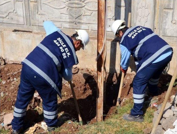 Elektrikler Kesilmesin Diye 52 Derece Sıcakta Çalışıyorlar G3