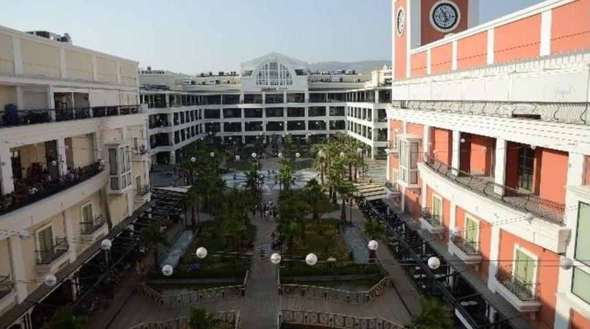 Mimarisiyle Eski İzmir’i Yaşatıyor