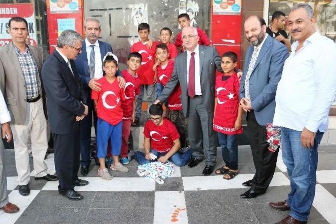 Demokrasiye Sahip &Ccedil;ıkan Şanlıurfalılara Karanfil Ve Bayrak Dağıtıldı