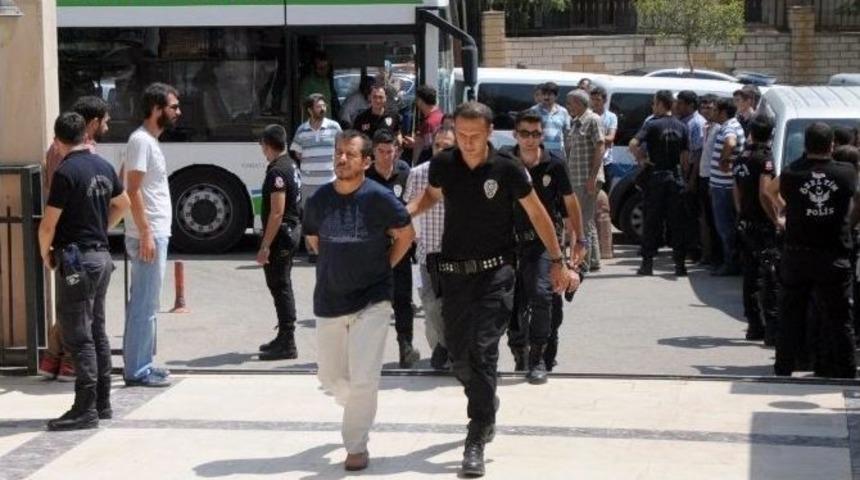 G&ouml;zaltında Tutulan 32 &Ouml;ğretmen Adliyeye Sevk Edildi