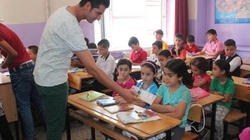 Yenişehir Gen&ccedil;lik Merkezinden Suriyeli &Ouml;ğrencilere Kırtasiye Yardımı