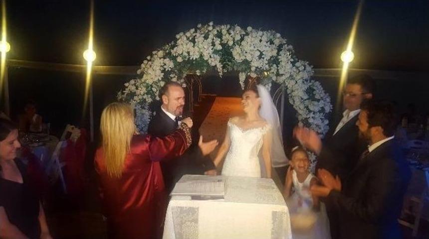 &Uuml;nl&uuml; Tenor Hakan Aysev Evlendi