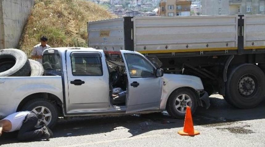 Pikap Tır&rsquo;ın Altına Girdi: 3 Yaralı