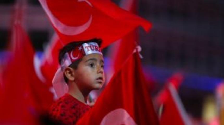 Vali &Ccedil;elik: &ldquo;27 G&uuml;nd&uuml;r T&uuml;m Meydanları Dolduran Y&uuml;ce T&uuml;rk Milletine Sonsuz Ş&uuml;kranlarımızı Sunuyoruz&rdquo;