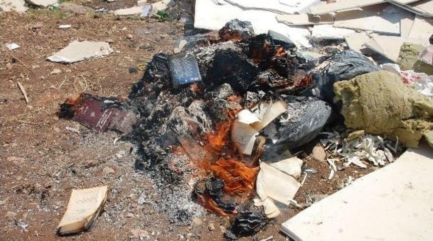 Fet&ouml;&rsquo;n&uuml;n Kitap Ve Cd&rsquo;lerini &Ccedil;&ouml;pl&uuml;kte Yaktılar