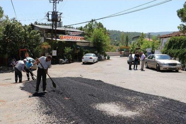 Büyükşehirin Yama Ekipleri, Turgutlu’da İş Başında