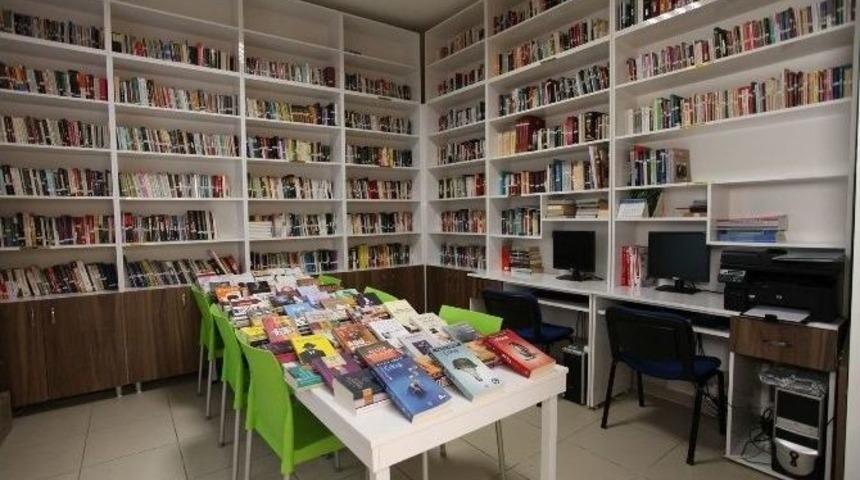 Ataol Behramoğlu Halk K&uuml;t&uuml;phanesi&rsquo;ne Anlamlı Destek