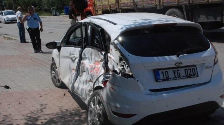 Kamyon Otomobile &Ccedil;arptı, Kadınlar Yolu Kapattı